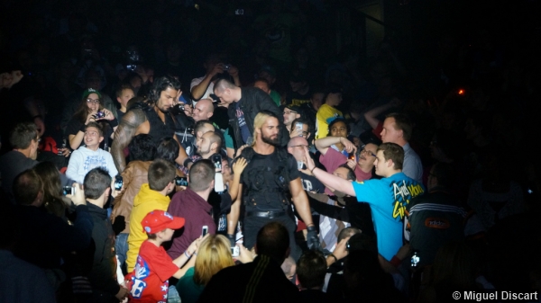 Wwe 23082013 The Shield Crowd Seth Rollins Roman Reigns
