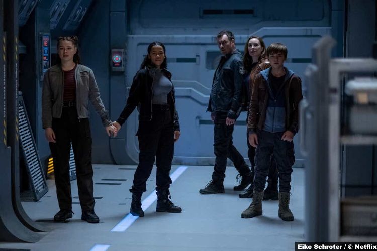 Lost Space S02 Mina Sundwall Taylor Russell Toby Stephens Molly Parker Maxwell Jenkins Penny Judy John Maureen Will Robinson