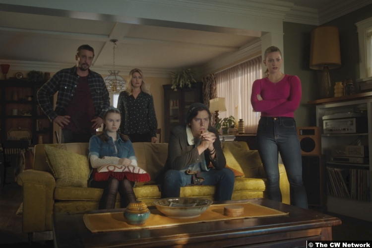 Riverdale S05e02 Skeet Ulrich Mӓdchen Amick Trinity Likins Cole Sprouse Lili Reinhart as FP Alice Jellybean Jughead and Betty