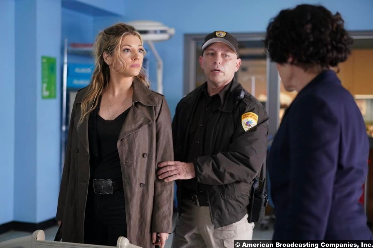 Big Sky S01e08 Katheryn Winnick and Guy Fauchon as Jenny Hoyt and the deputy on guard