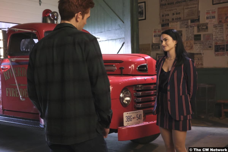 Riverdale S05e07 K.J. Apa and Camila Mendes as Archie Andrews and Veronica Lodge