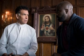 Evil S01e05: Brian Stokes Mitchell and Mike Colter as Father Mulvehill and David Acosta