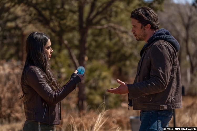 Roswell, New Mexico S03e09: Jeanine Mason and Nathan Parsons as Liz Ortecho and Max Evans