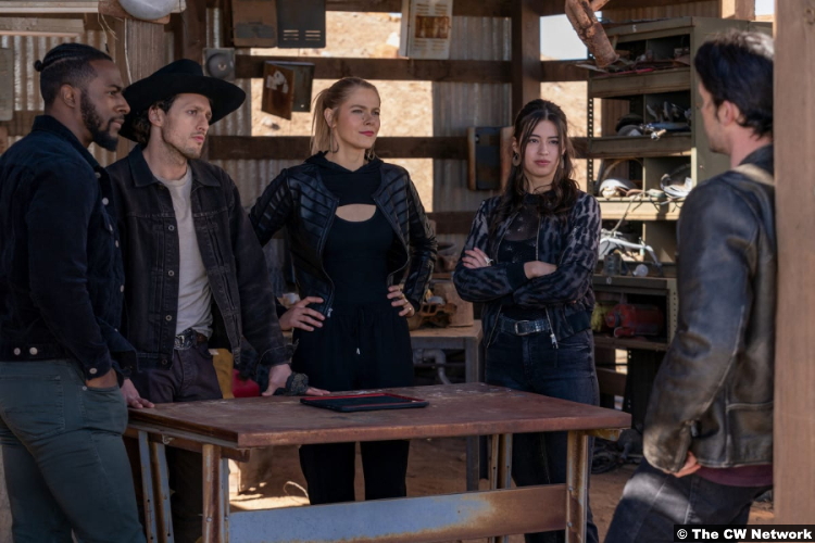 Roswell, New Mexico S03e11: Quentin Plair, Michael Vlamis, Lily Cowles, Amber Midthunder and Nathan Parsons as Dallas, Michael, Isobel, Rosa and Max