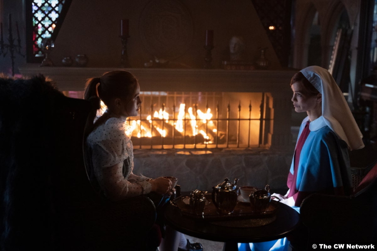 Riverdale S06e12: Madelaine Petsch and Nathalie Boltt as Cheryl and Penelope Blossom