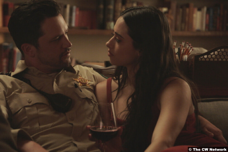 Roswell, New Mexico S04e02: Nathan Parsons and Jeanine Mason as Max Evans and Liz Ortecho