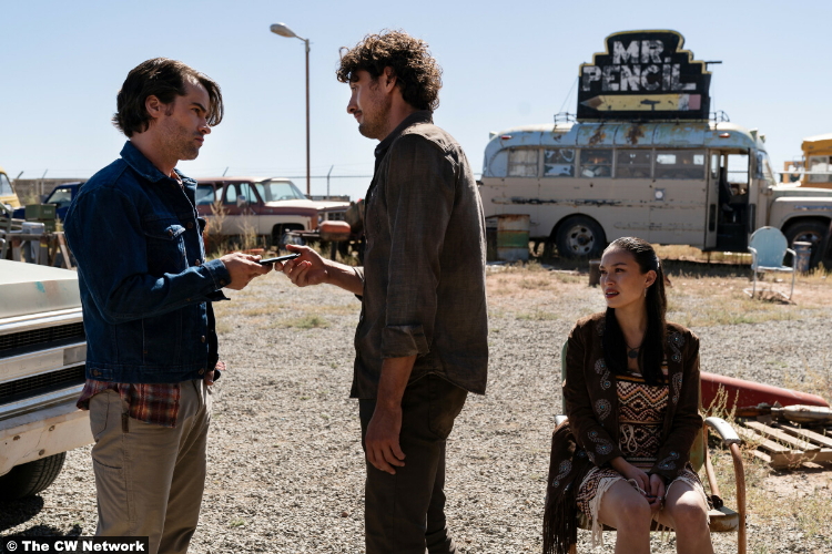 Roswell, New Mexico S04e04: Andrew Lees, Michael Vlamis and Zoe Cipres as Clyde, Michael and Bonnie