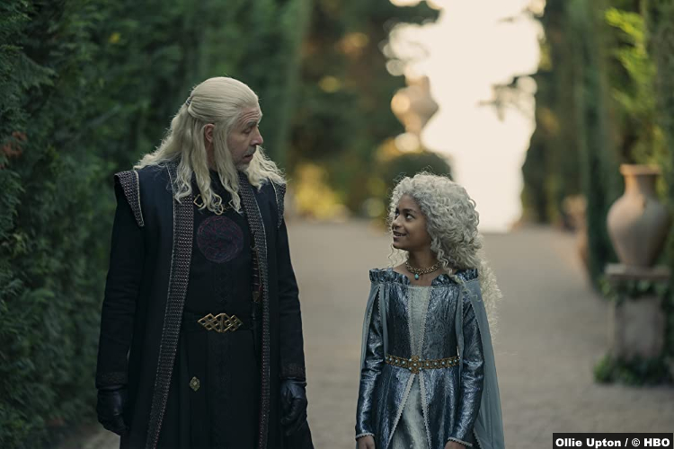 House of the Dragon S01e02: Paddy Considine and Nova Foueillis-Mosé as King Viserys Targaryen and Laena Velaryon
