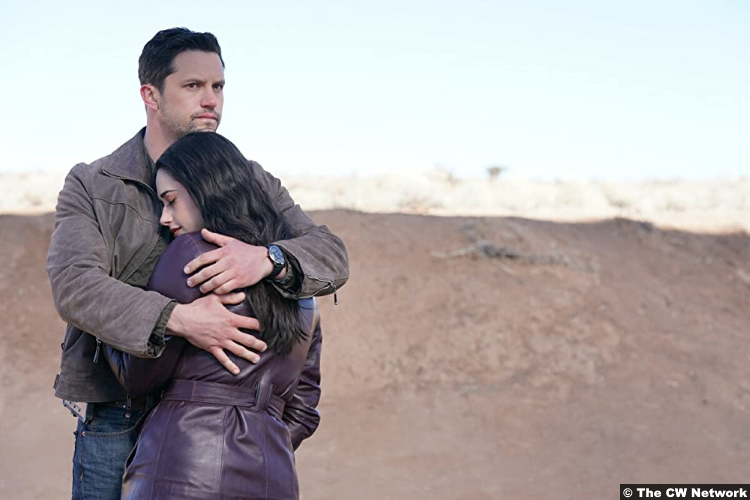 Roswell New Mexico S04e13: Nathan Parsons and Jeanine Mason as Max Evans and Liz Ortecho